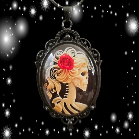 Skull Cameo Pendant Necklace - Picture 1 of 1